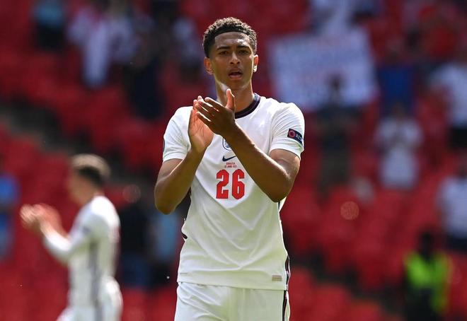 巴萨球迷再次在诺坎普比赛第10分钟集体高喊梅西的名字！