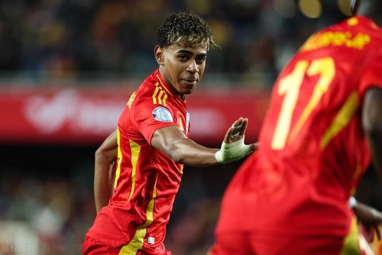 拜仁官方：格纳布里因膝盖不适，缺席本轮德甲拜仁对阵弗赖堡（拜仁通报：格纳布里膝部不适，将无缘本轮对阵弗赖堡的德甲比赛）